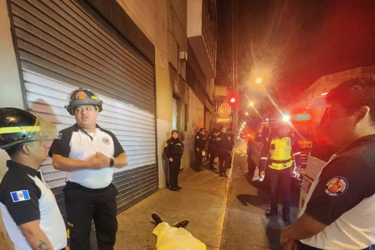 El cuerpo del ciudadano hondureño agredido con arma blanca fue hallado en la vía pública, en la zona 1 capitalina., Bomberos Voluntarios