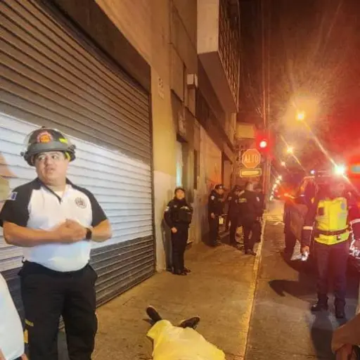 El cuerpo del ciudadano hondureño agredido con arma blanca fue hallado en la vía pública, en la zona 1 capitalina. ,Bomberos Voluntarios