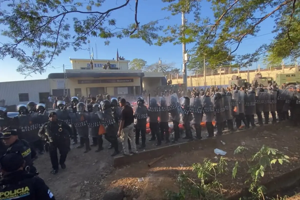 Personal de la PNC, Sistema Penitenciario y Ejército permanecen en las afueras de Renovación 1 el 18 de enero de 2026, tras registrarse un motín en esa prisión., DGSP