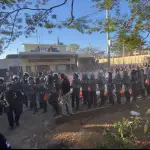 Personal de la PNC, Sistema Penitenciario y Ejército permanecen en las afueras de Renovación 1 el 18 de enero de 2026, tras registrarse un motín en esa prisión. ,DGSP