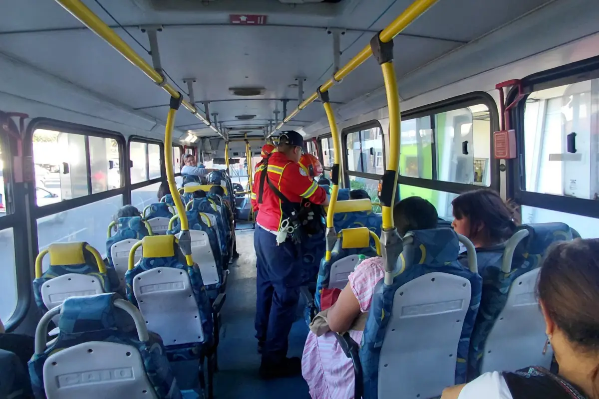 Bomberos Municipales evaluaron a los pasajeros de la unidad., Foto Bomberos Municipales