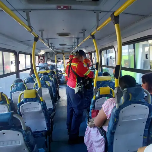 Bomberos Municipales evaluaron a los pasajeros de la unidad. ,Foto Bomberos Municipales