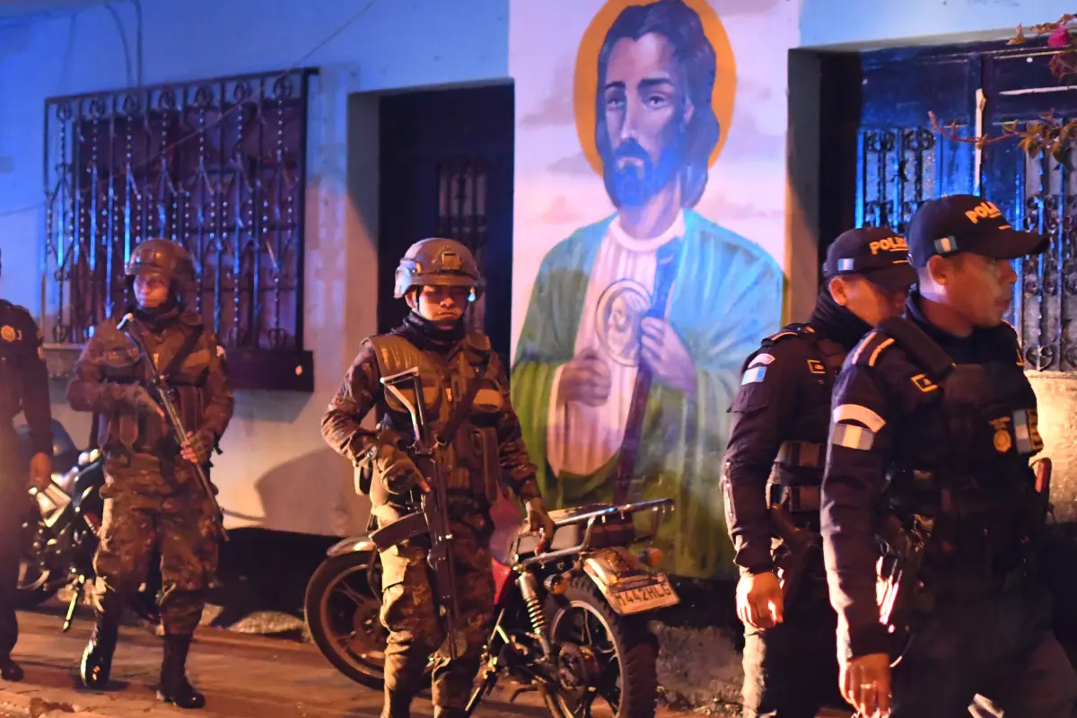 .- Integrantes de la Policía Nacional Civil (PNC) y del Ejército de Guatemala participan en un operativo en el barrio El Gallito, Foto EFE