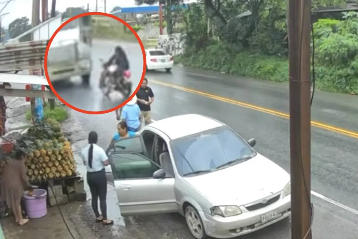 Brutal choque entre motocicleta y tráiler deja dos muertos en Puerto Barrios., Captura de pantalla video de Facebook.