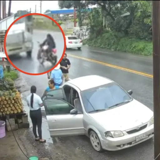 Brutal choque entre motocicleta y tráiler deja dos muertos en Puerto Barrios. ,Captura de pantalla video de Facebook.