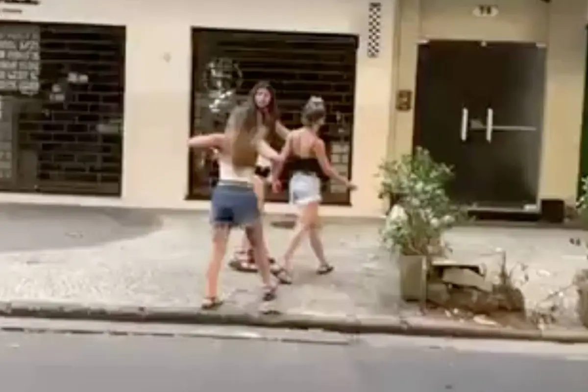 La influencer argentina fue captada burlándose de un mesero afroamericano., Captura de pantalla video de X.