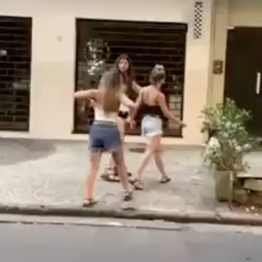 La influencer argentina fue captada burlándose de un mesero afroamericano. ,Captura de pantalla video de X.