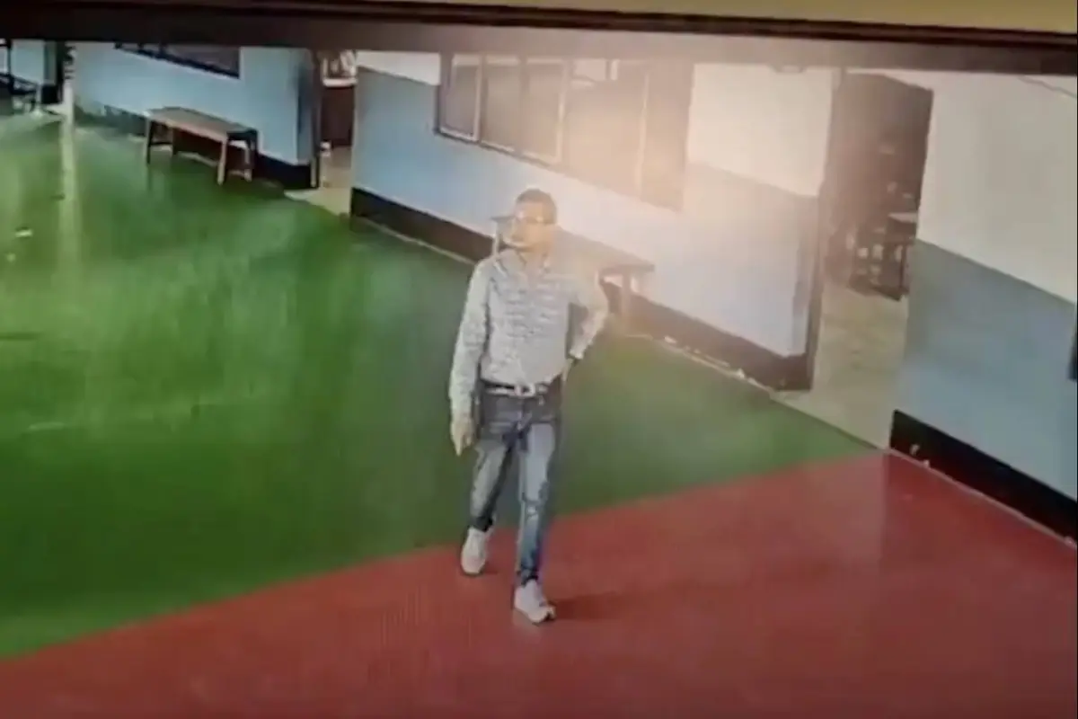 Padre sufre infarto y muere en escuela de India., Captura de pantalla video de X.