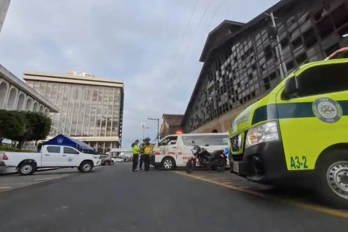 Cuerpos de socorro y fuerzas de seguridad y castrenses en las afueras de la Torre de Tribunales debido a la supuesta amenaza de bomba., Omar Solís/Emisoras Unidas