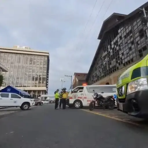 Cuerpos de socorro y fuerzas de seguridad y castrenses en las afueras de la Torre de Tribunales debido a la supuesta amenaza de bomba. ,Omar Solís/Emisoras Unidas