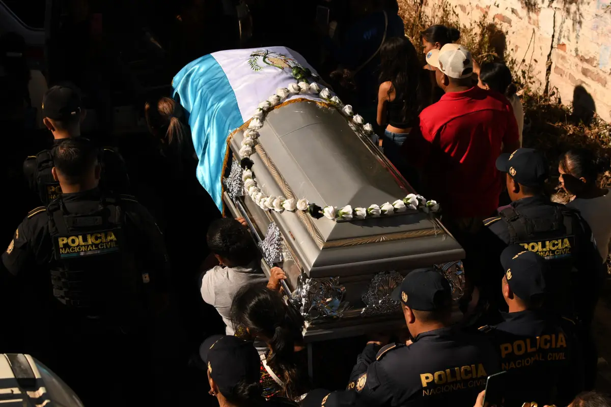 Integrantes de la PNC sostienen el féretro de su compañera Claudia Muñoz Ramos durante su sepelio este martes, en Jutiapa., EFE