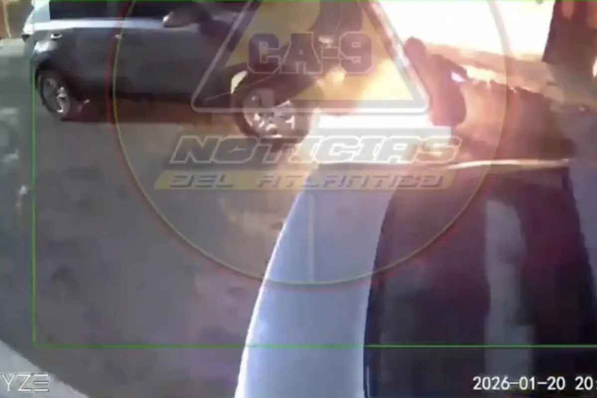 Hombre incendia vehículo estacionado en Mixco y huye del lugar., Captura de pantalla video de X.