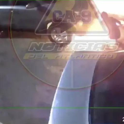 Hombre incendia vehículo estacionado en Mixco y huye del lugar. ,Captura de pantalla video de X.