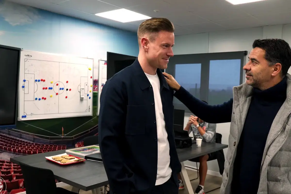 Ter Stegen dialoga con Míchel Sánchez, técnico del Girona - Girona FC