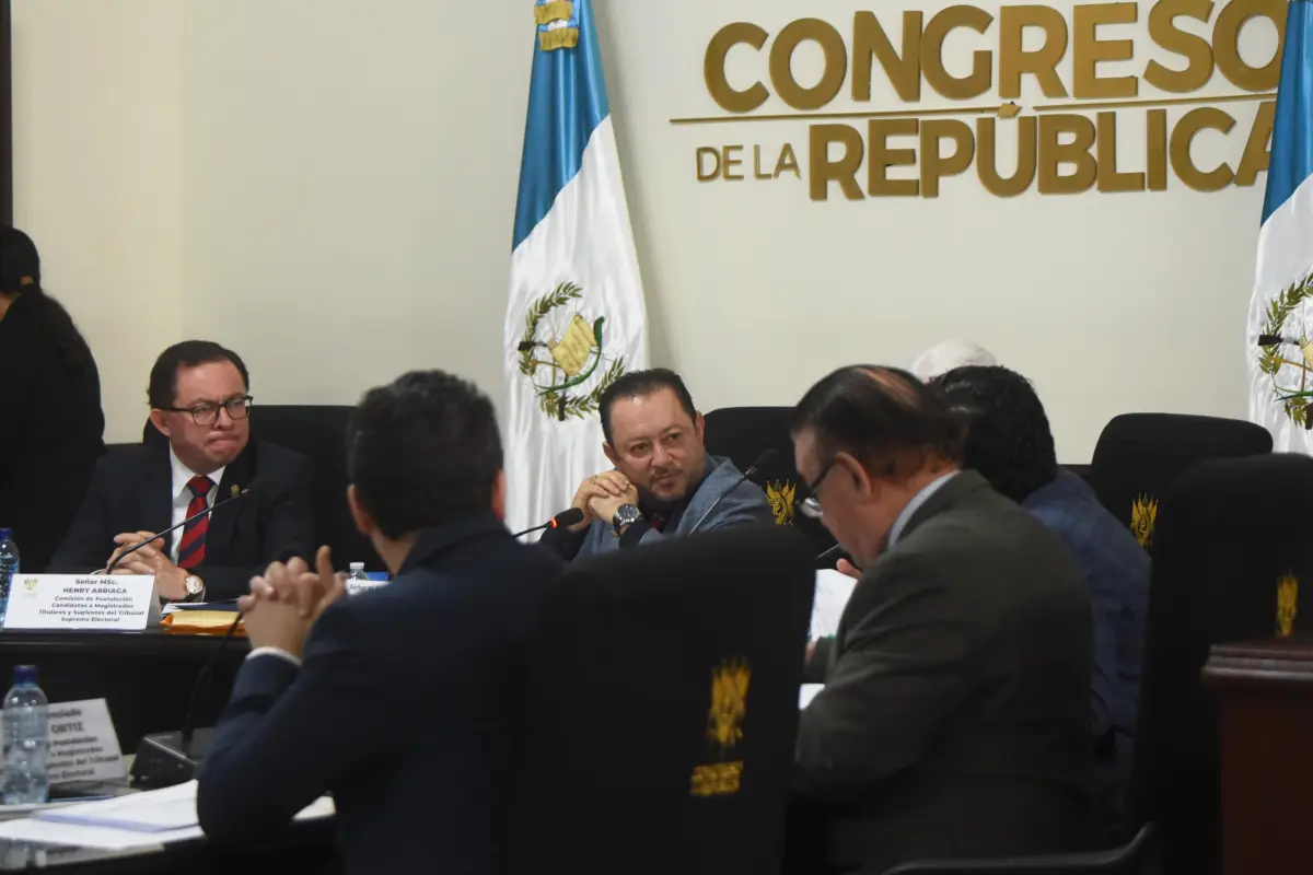 Walter Mazariegos, rector de la Usac, y otros integrantes de la comisión de postulación para elección del TSE durante la reunión del 21 de enero de 2026 en el Congreso., Omar Solís/Emisoras Unidas