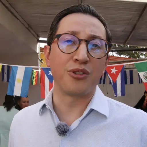 El cónsul de México en Tecún Umán, José Luis Alvarado, habla durante una entrevista con EFE este martes, en Tapachula (México) , EFE