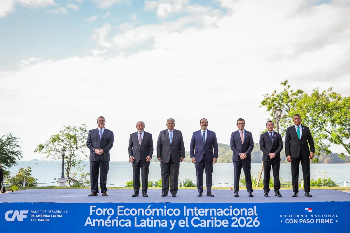 Fotografía cedida por Presidencia de Panamá que muestra al presidente de Guatemala, Bernando Arévalo, y sus homólogos de diferentes países de la región durante el Foro Económico Internacional América Latina y el Caribe 2026., EFE