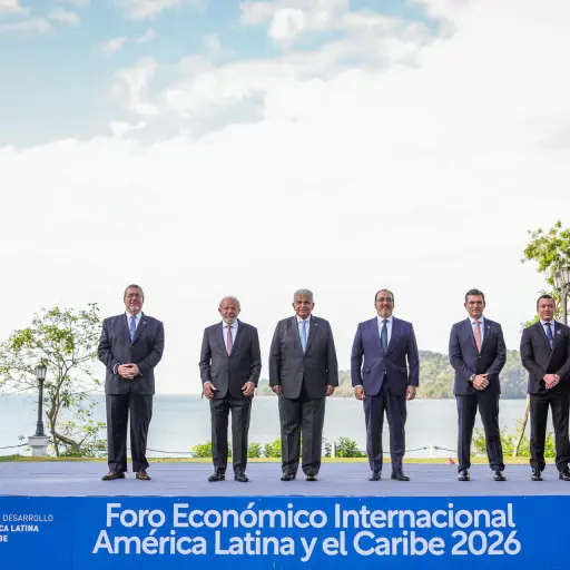 Fotografía cedida por Presidencia de Panamá que muestra al presidente de Guatemala, Bernando Arévalo, y sus homólogos de diferentes países de la región durante el Foro Económico Internacional América Latina y el Caribe 2026. ,EFE