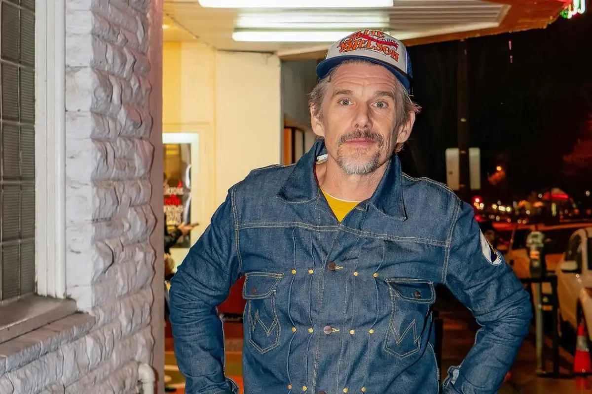 Ethan Hawke, Redes sociales
