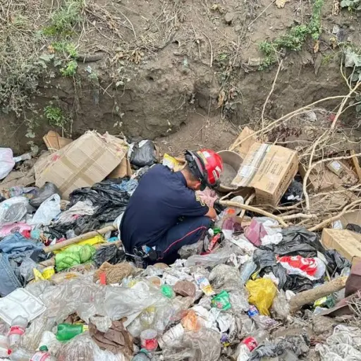 El cuerpo del bebé fue abandonado en un vertedero clandestino, dentro de un bote de leche. ,Bomberos Municipales Departamentales