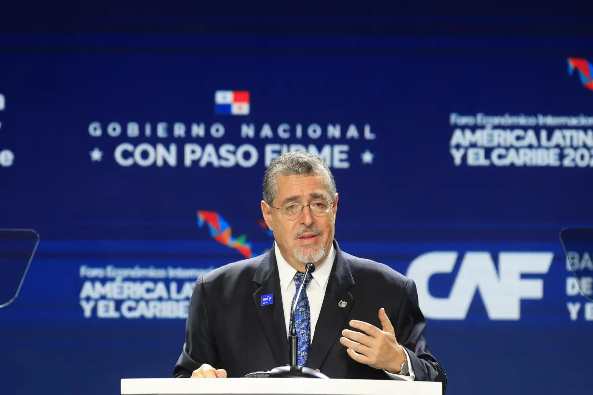 El presidente de Guatemala, Bernardo Arévalo, habla durante el Foro Económico Internacional América Latina y el Caribe 2026 este miércoles 28 de enero, en Ciudad de Panamá., EFE