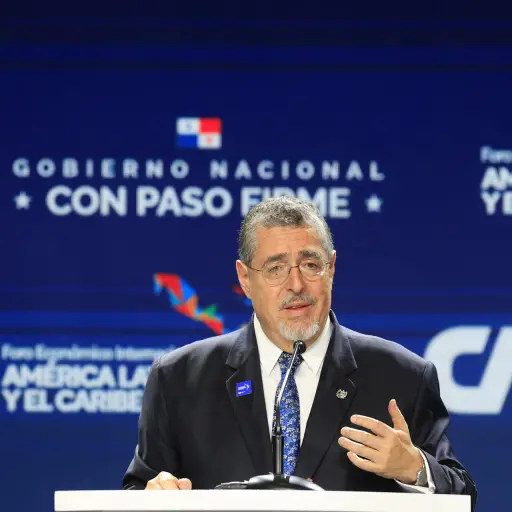 El presidente de Guatemala, Bernardo Arévalo, habla durante el Foro Económico Internacional América Latina y el Caribe 2026 este miércoles 28 de enero, en Ciudad de Panamá. ,EFE