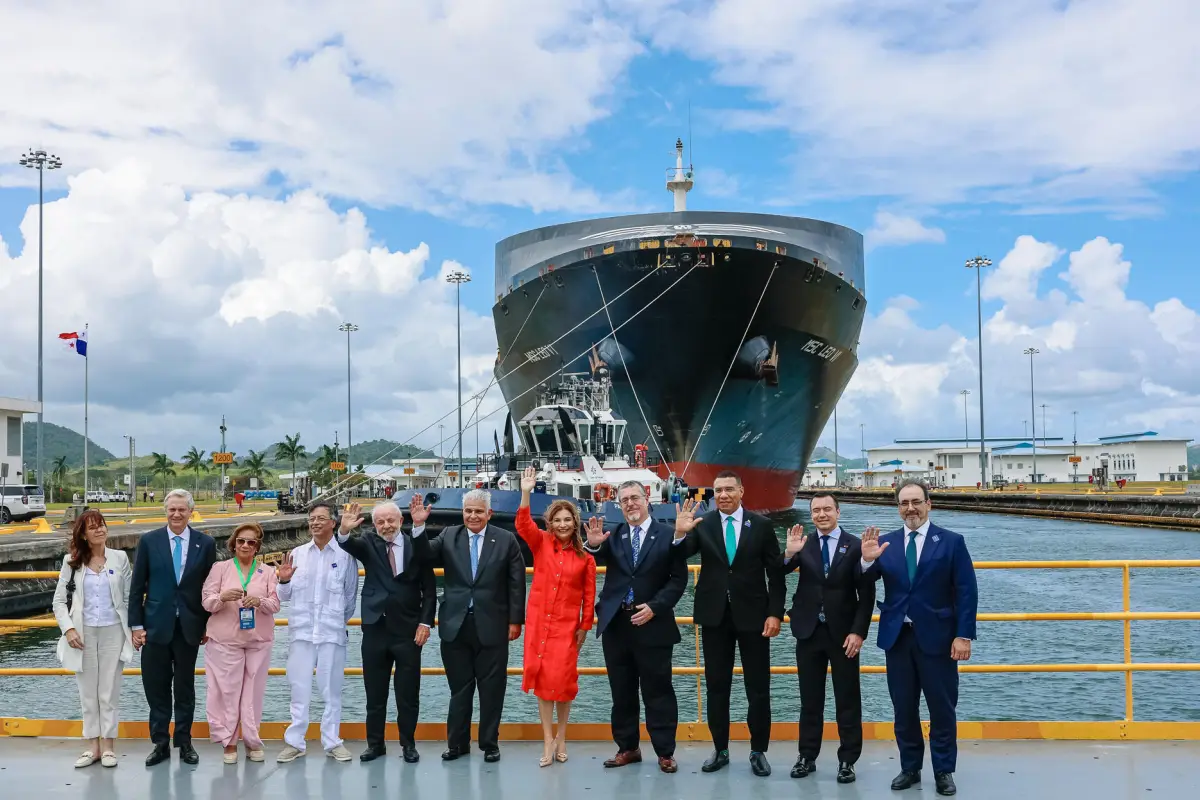 Fotografía cedida que muestra a presidentes latinoamericanos, incluyendo a Arévalo, posando durante su visita a la ampliación del Canal de Panamá, conocida como las esclusas de Cocolí., EFE