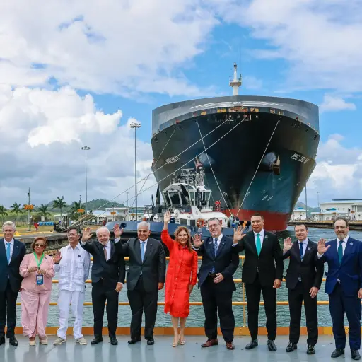 Fotografía cedida que muestra a presidentes latinoamericanos, incluyendo a Arévalo, posando durante su visita a la ampliación del Canal de Panamá, conocida como las esclusas de Cocolí. ,EFE