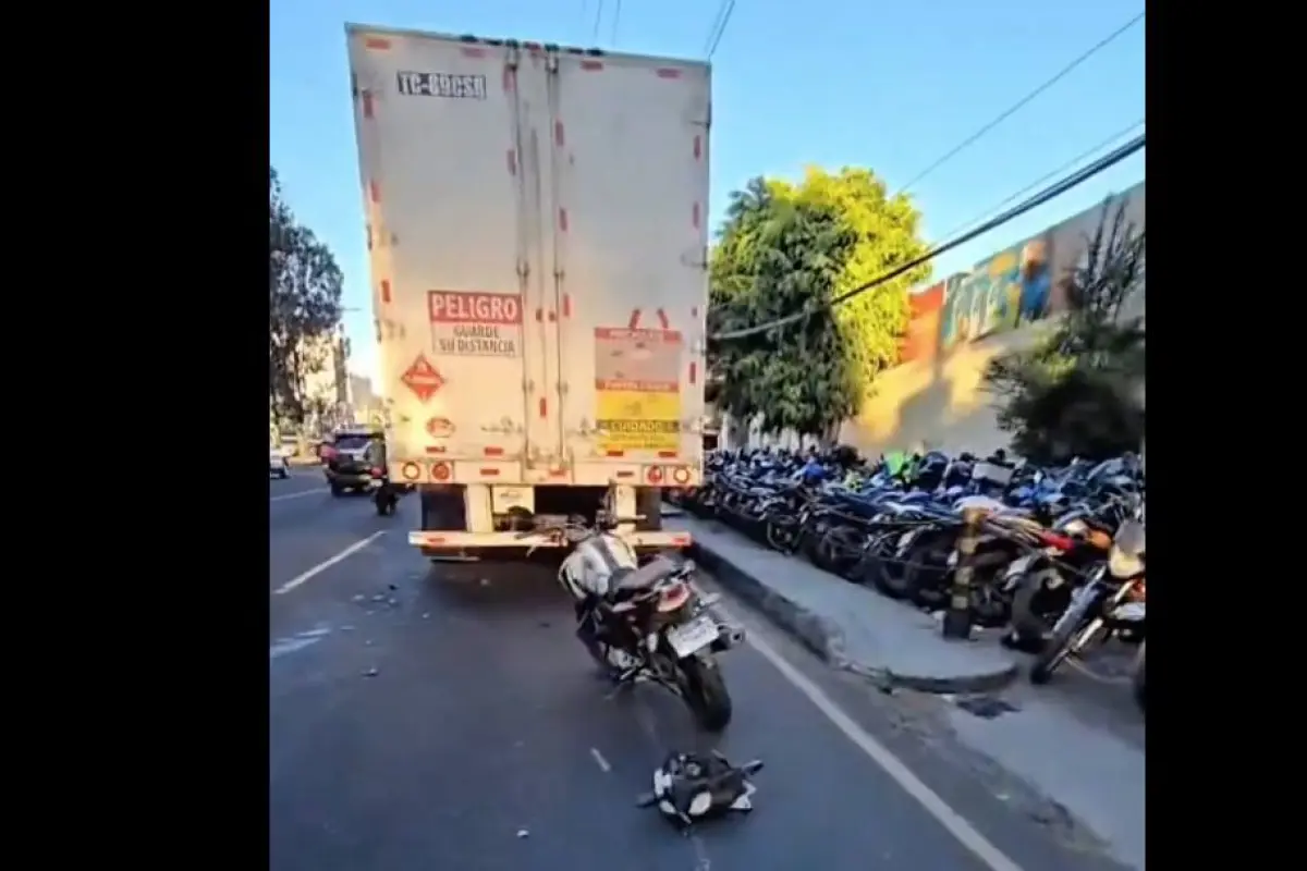 En la colisión ocurrida en la calzada Roosevelt estuvieron involucrados un motorista y el conductor de un cabezal., PMT capitalina/Montejo
