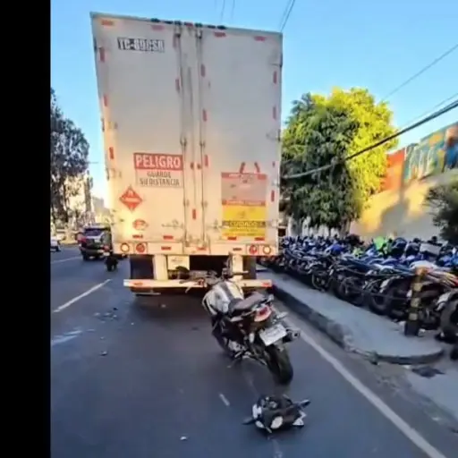 En la colisión ocurrida en la calzada Roosevelt estuvieron involucrados un motorista y el conductor de un cabezal. ,PMT capitalina/Montejo