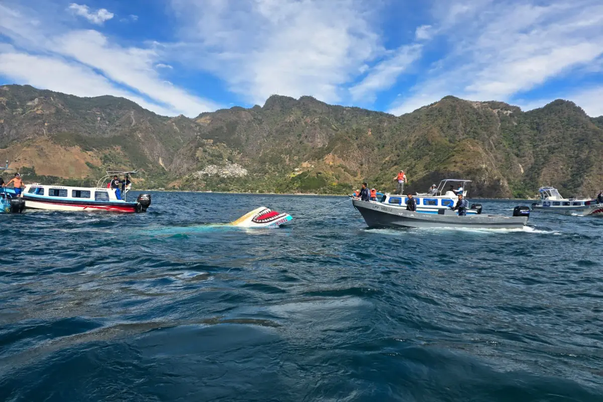 La lancha "Tiburón" volcó en el lago de Atitlán, Sololá, el martes, 27 de enero de 2026., Ejército de Guatemala