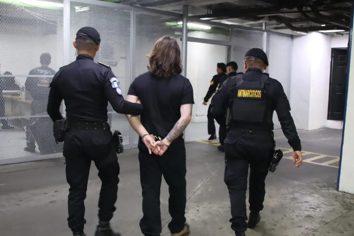 El ciudadano de Georgia fue capturado en el aeropuerto La Aurora por irregularidades con su pasaporte., PNC