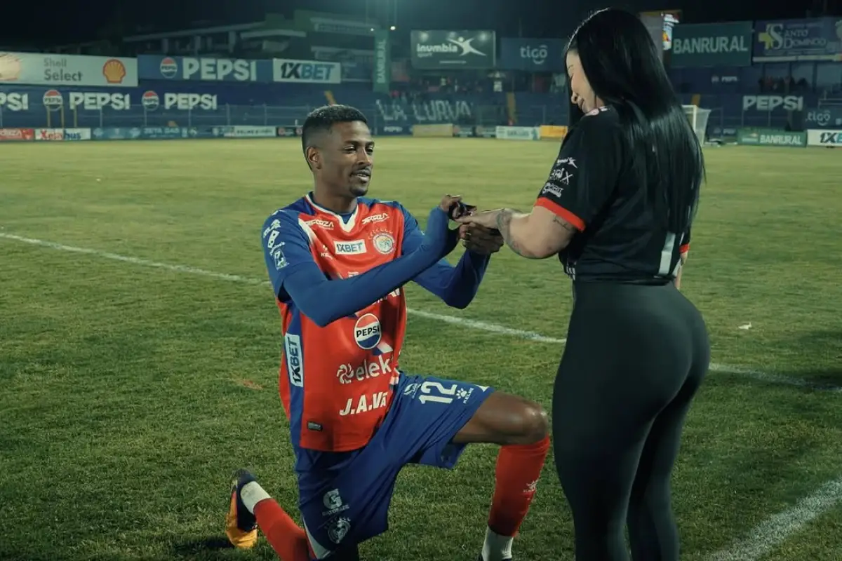 Derrikson Quirós le pidió matrimonio a su novia en el Estadio Mario Camposeco - instagram @derrikson12