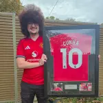 El corte de pelo del aficionado del Manchester United deberá esperart