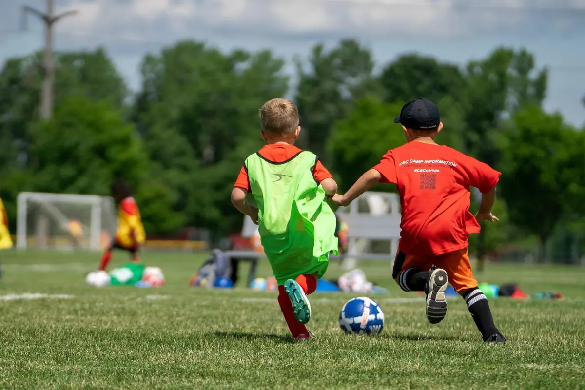 Imagen ilustrativa de niños practicando futbol - Pixabay