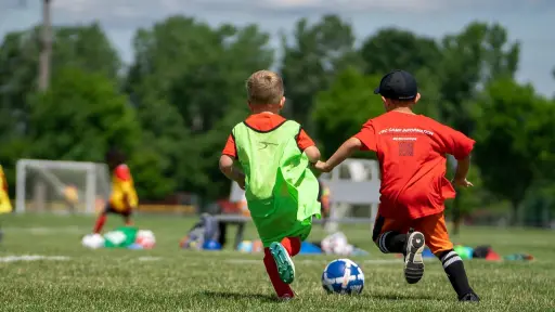Partidos políticos en España proponen suprimir los campos de futbol en colegios