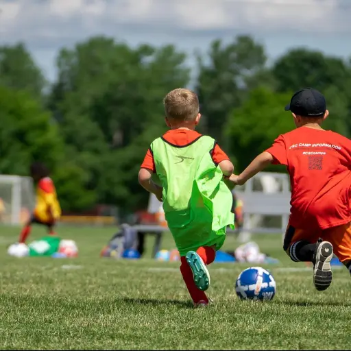 Imagen ilustrativa de niños practicando futbol - Pixabay