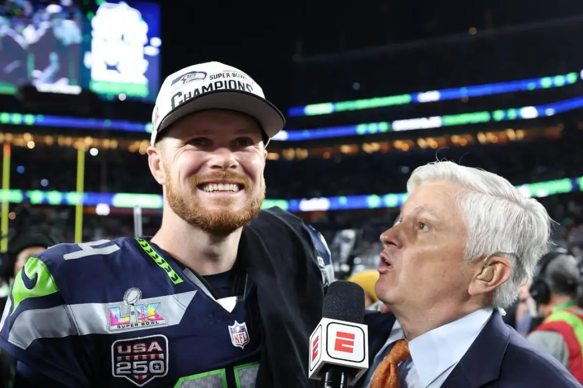 John Sutcliffe, periodista de ESPN, entrevistando a Sam Darnold - instagram @espnsutcliffe