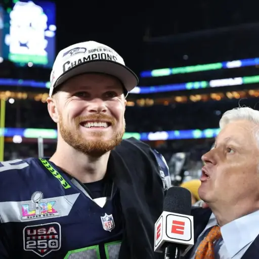 John Sutcliffe, periodista de ESPN, entrevistando a Sam Darnold - instagram @espnsutcliffe