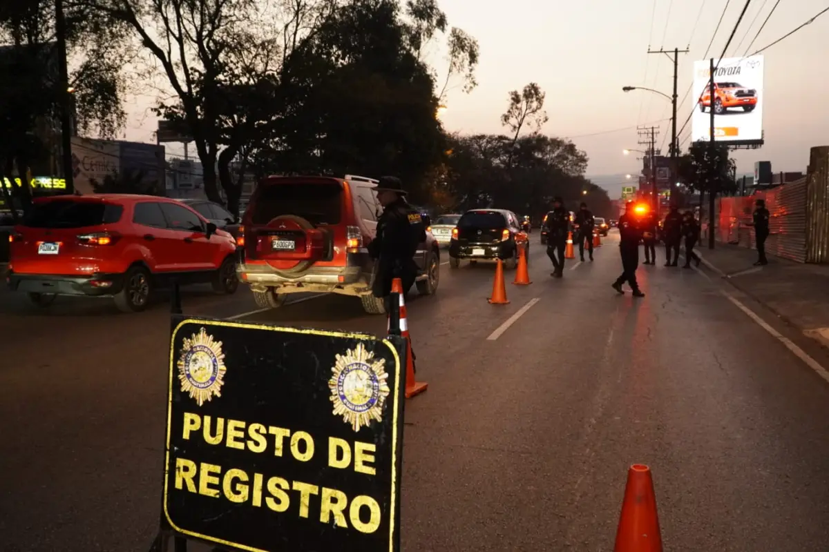 Las acciones de seguridad y de prevención también se implementan en la calzada Roosevelt y 37 calle, zona 11 capitalina., PNC