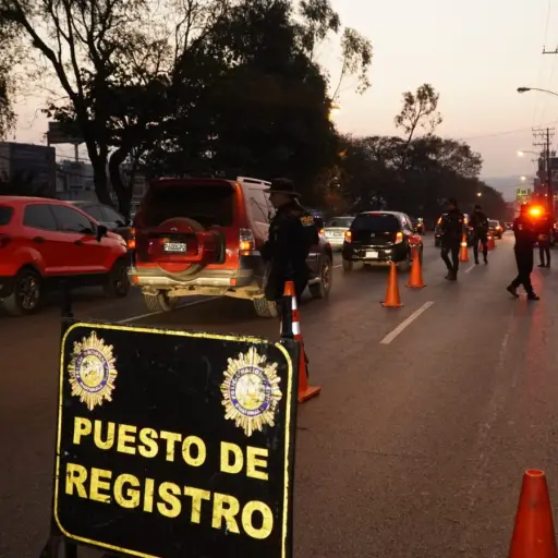 Las acciones de seguridad y de prevención también se implementan en la calzada Roosevelt y 37 calle, zona 11 capitalina. ,PNC