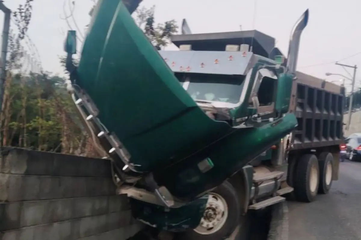 El camión impactó contra la pared de un cementerio en la zona 6., PMT capitalina/Montejo