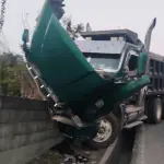 Camión se empotra en bajada del barrio San Antoniot