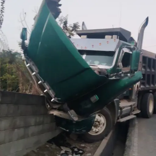 El camión impactó contra la pared de un cementerio en la zona 6. ,PMT capitalina/Montejo