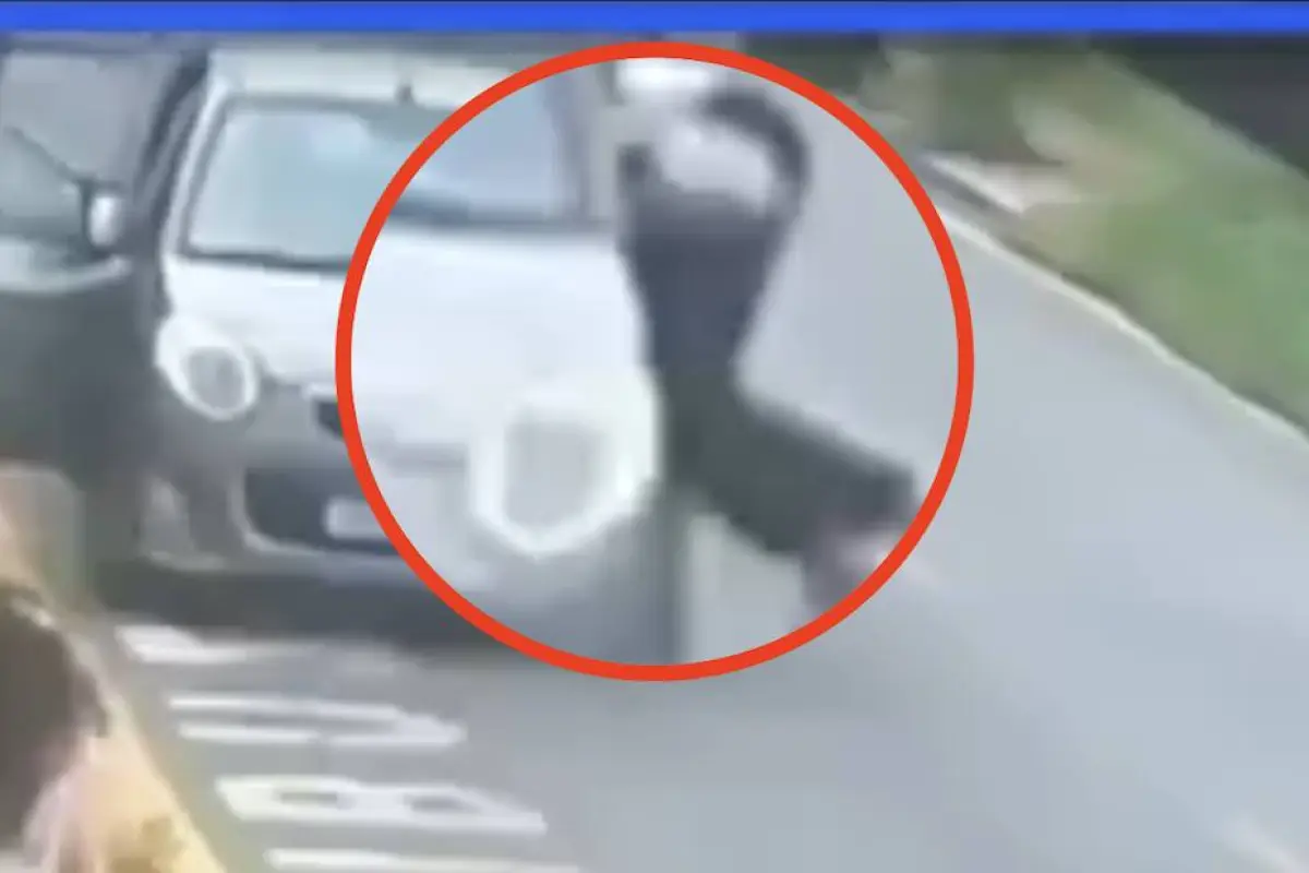 Hombre arriesga su vida para salvar a dos niños., Captura de pantalla video de X.