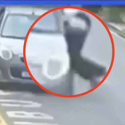 Hombre arriesga su vida para salvar a dos niños. ,Captura de pantalla video de X.