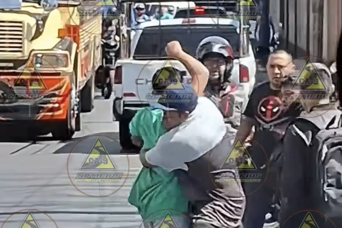 Motorista y piloto de bus se agreden a golpes en plena calle., Captura de pantalla video de Facebook.