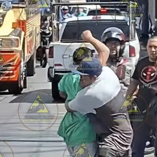 Motorista y piloto de bus se agreden a golpes en plena calle. ,Captura de pantalla video de Facebook.