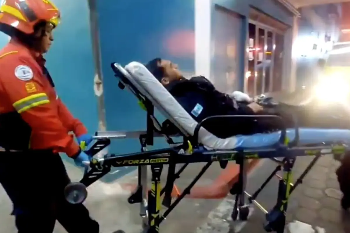 El guardia afectado fue ingresado al IGSS para ser atendido., Bomberos Municipales