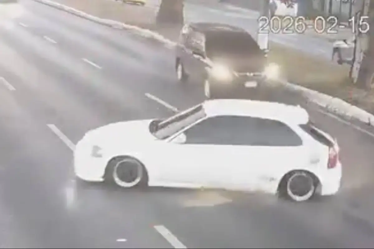 Automóvil descontrolado derrapa y termina empotrado., Captura de pantalla video de X.